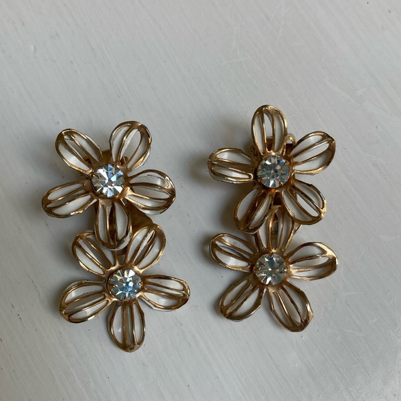 Vintage Clip on Floral Earrings, White and Gold floral layers - Picture 1 of 6